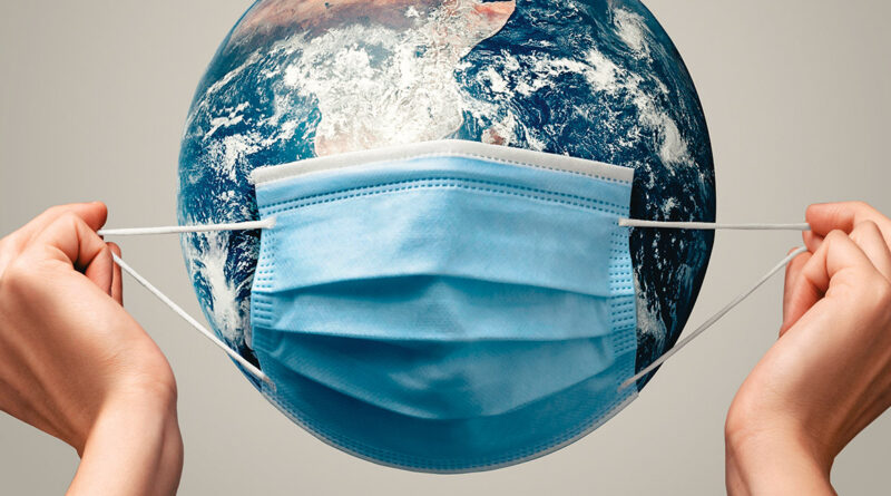 Fotografía conceptual, se observan unas manos sosteniendo un cubrebocas sobre una imagen del planeta tierra, representando una cabeza