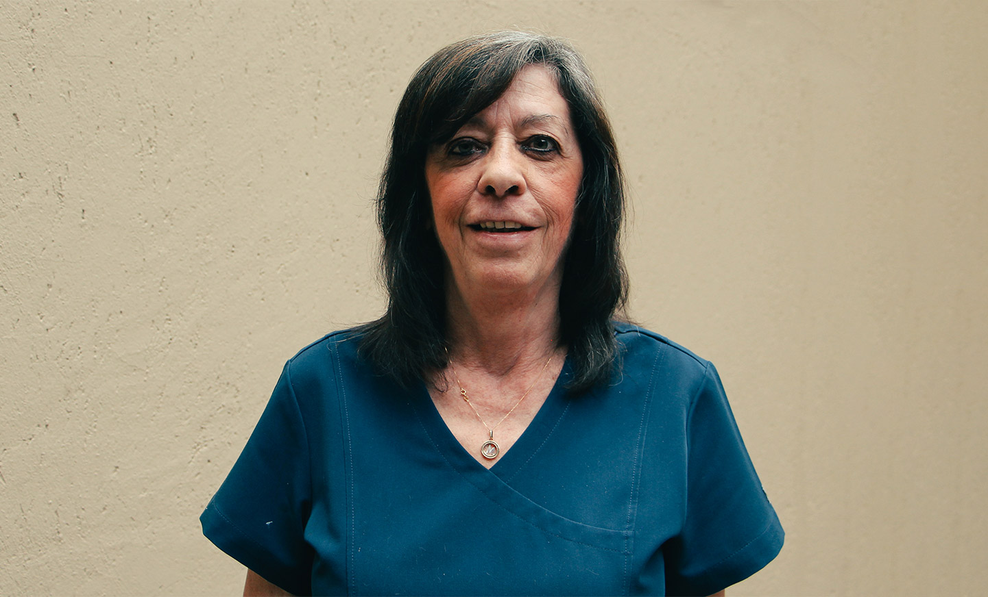 Dra. maria estela arroyo yllanes, sonriendo ante la cámara en entrevista