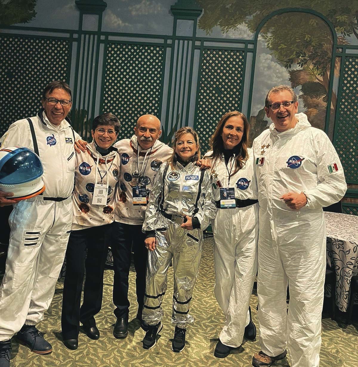 Grupo de doctores y doctoras oftalmólogos durante evento Todos unidos: oftalmólogos trabajando