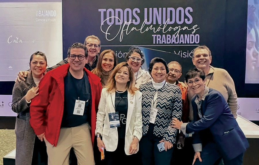 Doctores y doctoras oftalmólogas posando sonrientes para la cámara durante el evento Todos unidos oftalmólogos trabajando