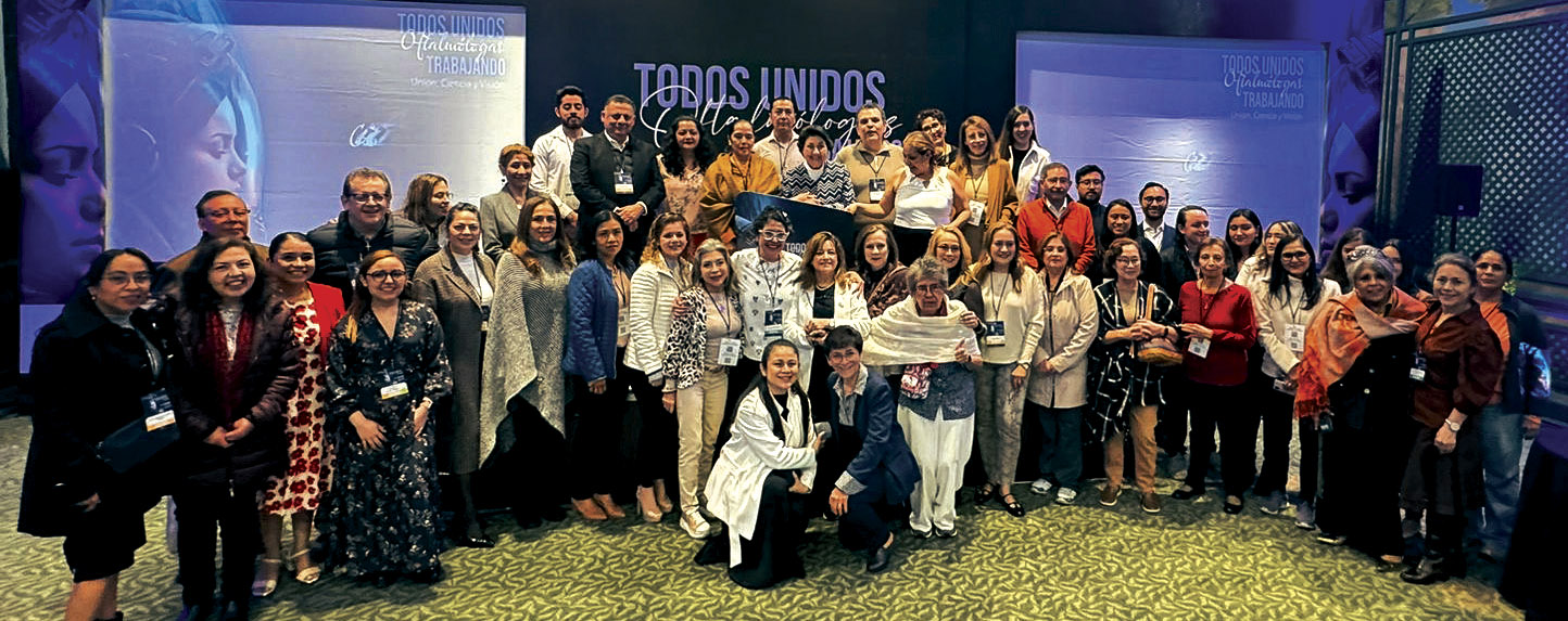 Grupo de doctores y doctoras oftalmólogos, posando para la cámara en evento todos unidos