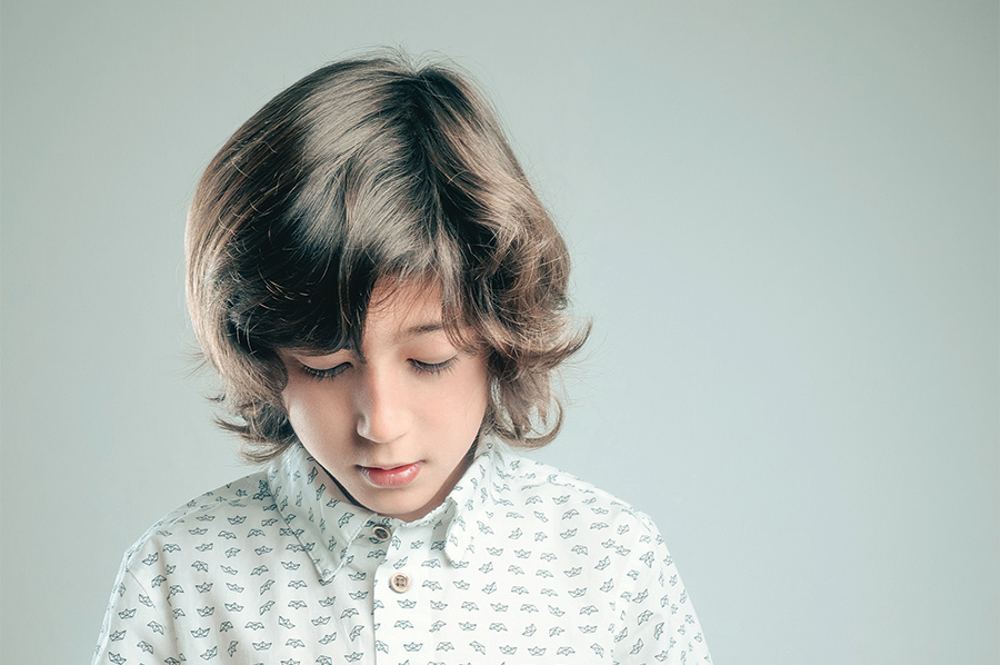 Niño viendo hacia abajo, investigación inteligencia artificial autismo retina