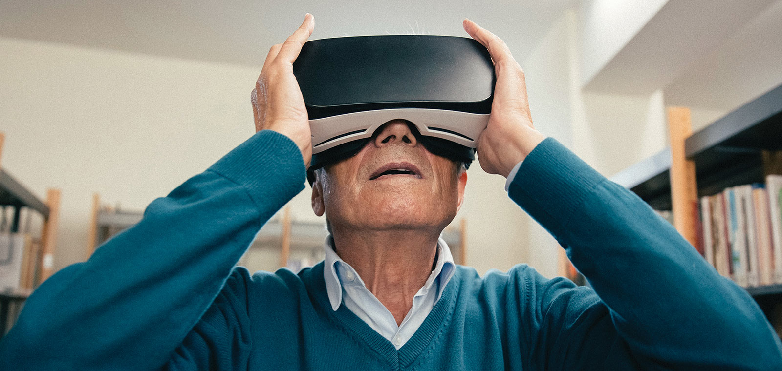 Hombre de la tercera edad usando unas gafas de realidad virtual