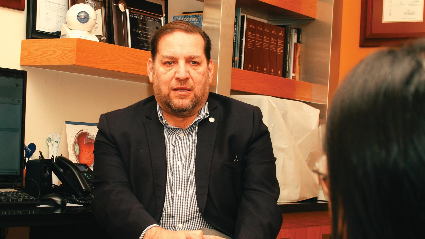 Doctor de oftalmología Jorge Eugenio Valdez García durante entrevista