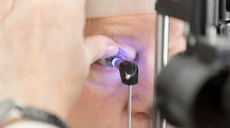Foto en primer plano de una mujer de la tercera edad recibiendo un estudio de la vista para detectar glaucoma y nervio óptico