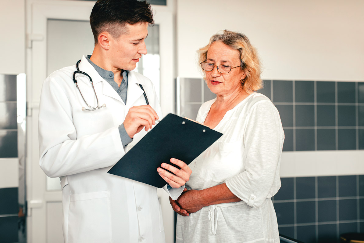 Doctor joven brindando atención médica integral a mujer adulta