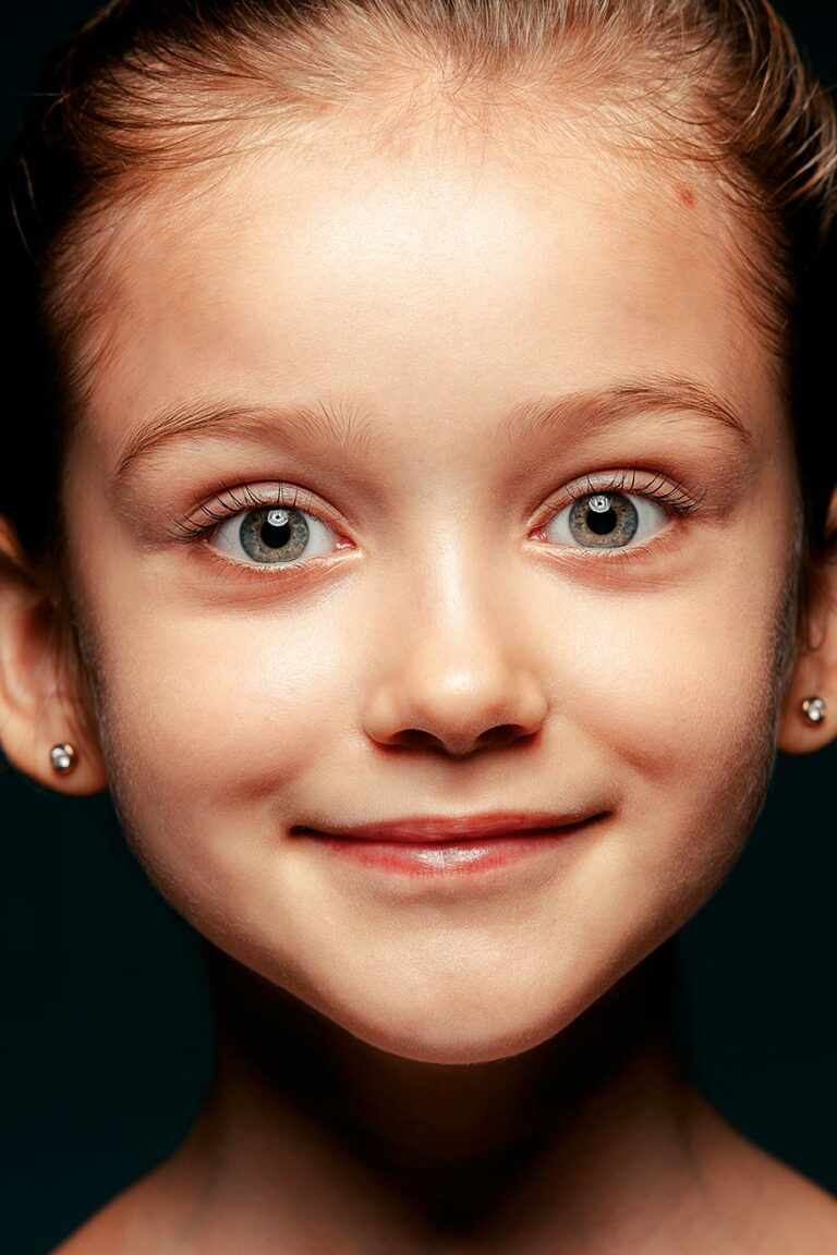 niña de ojos verdes sonriendo a la cámara