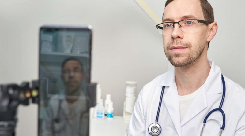 Doctor grabando video con teléfono inteligente para las redes sociales