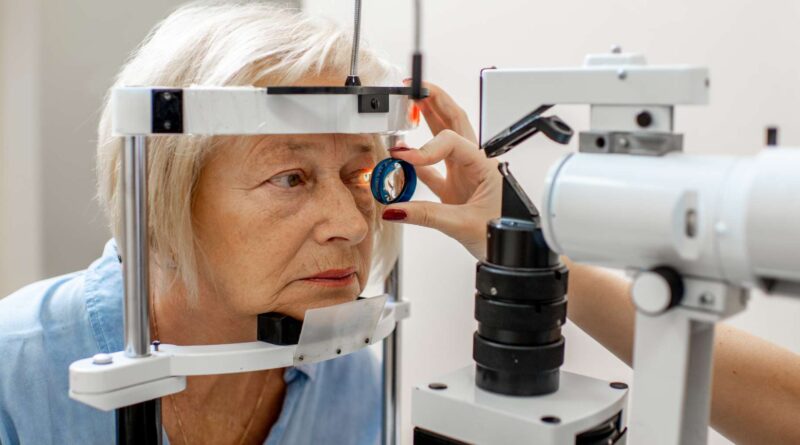 Mujer de la tercera edad durante examen de ojos para estudio de pigmentos maculares