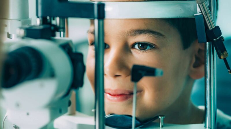 Niño recibiendo examen de la vista, diagnóstico distrofias hereditarias de retina, con máquina de oftalmología