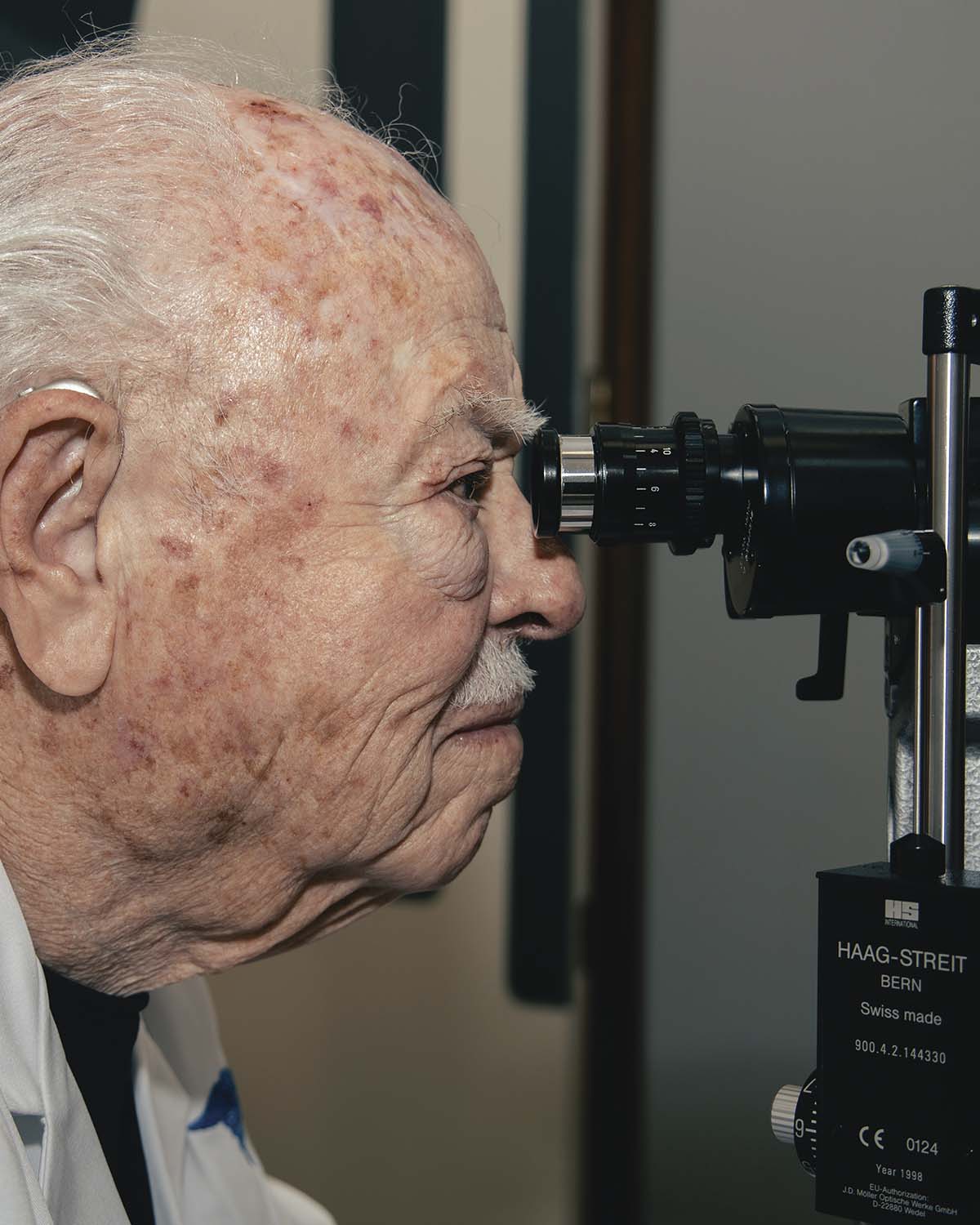 Dr. Alejandro Dalma Kende, oftalmólogo, haciendo prueba de la vista con equipo médico de oftalmología