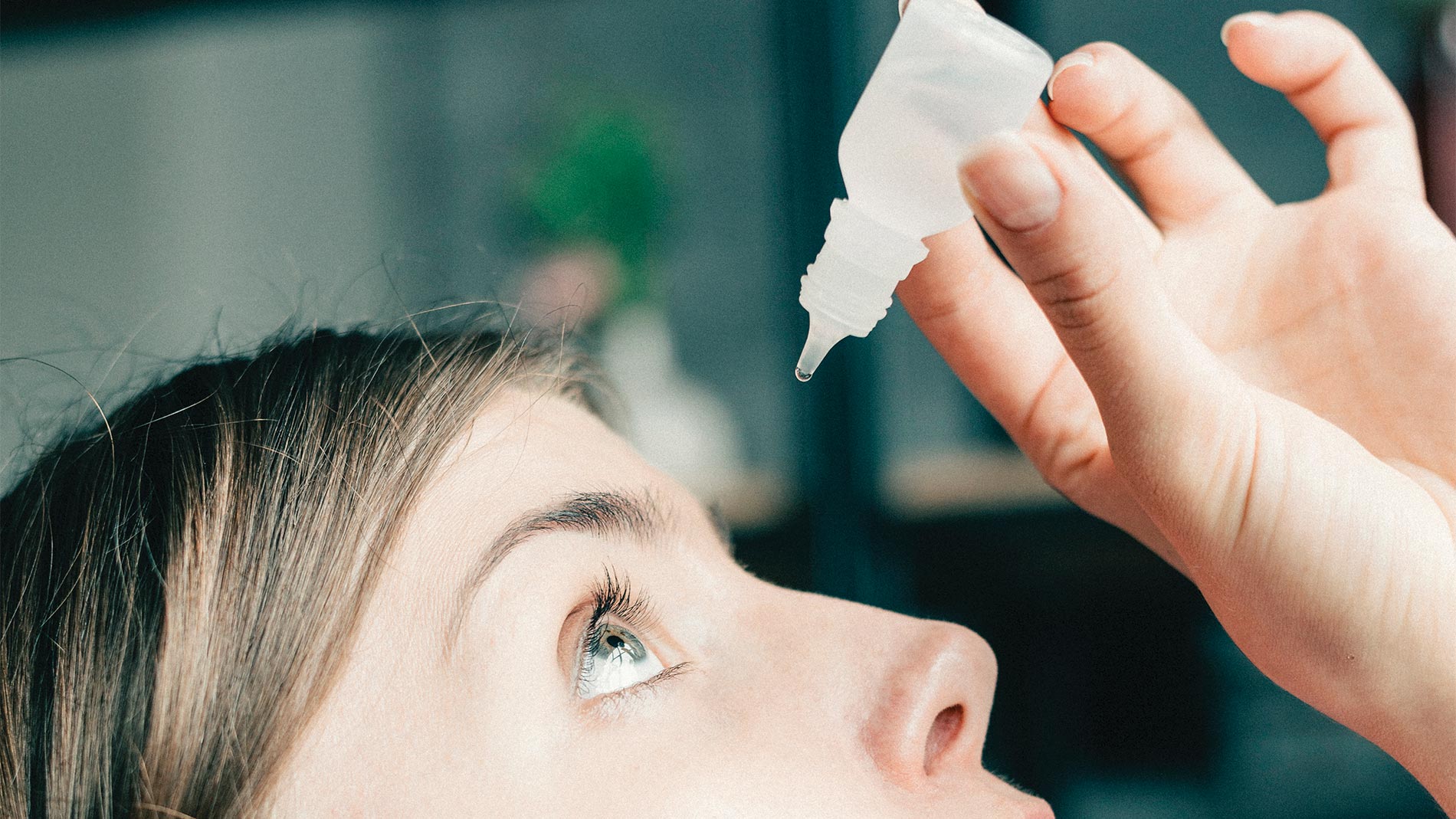 Mujer aplicando gotas para los ojos