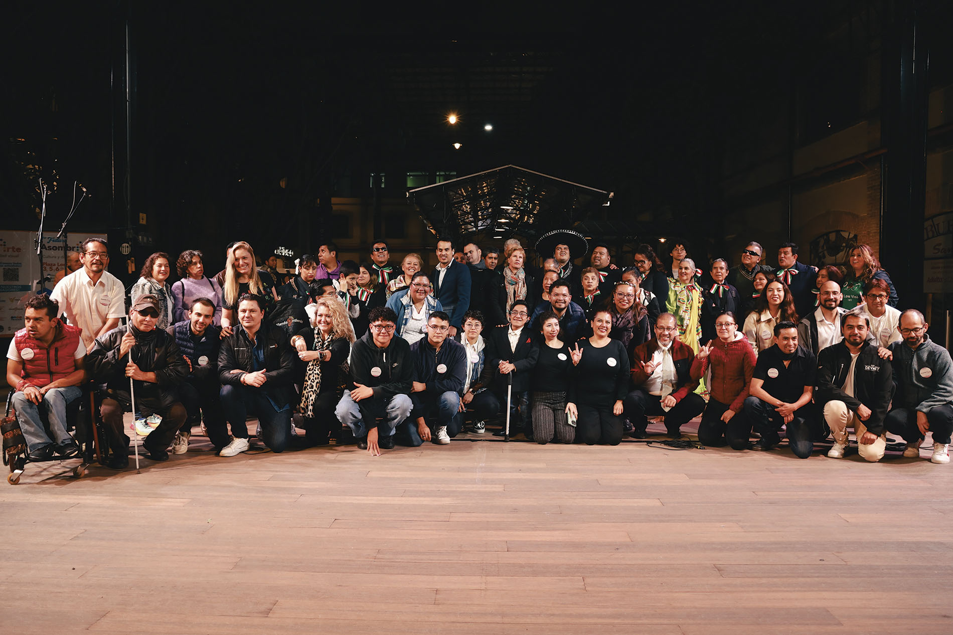 Participantes del evento AsombrArte posando ante la cámara