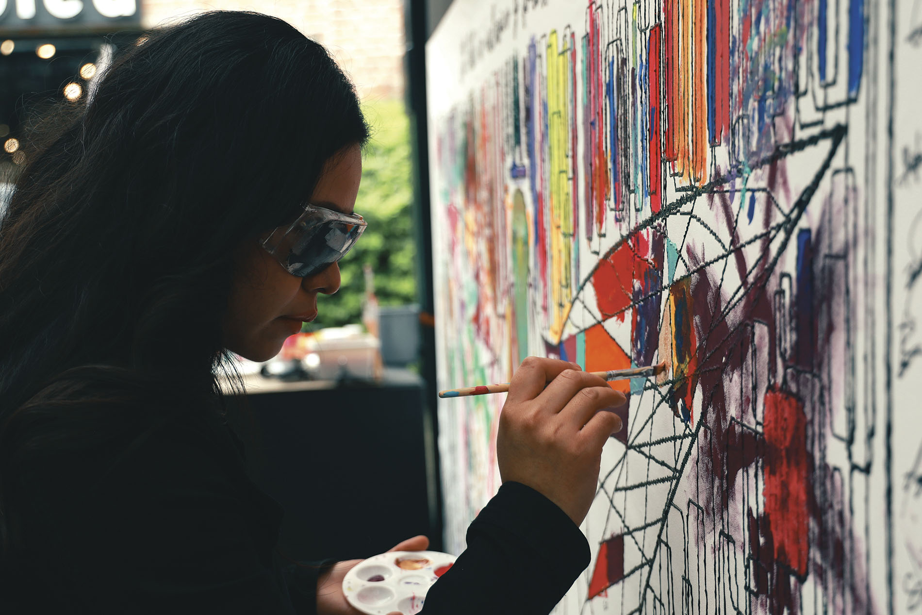 mujer joven invidente pintando una obra de arte abstracto