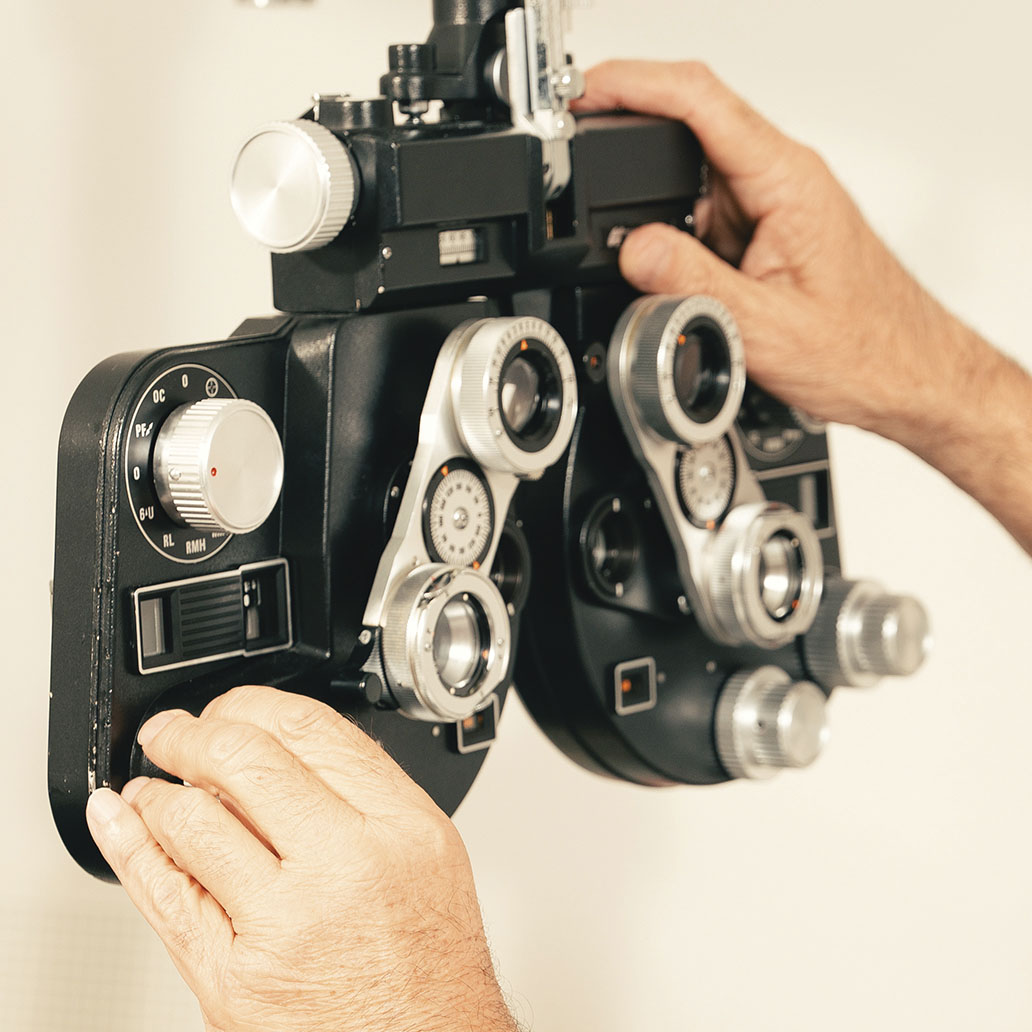dos manos usando aparato para prueba ocular