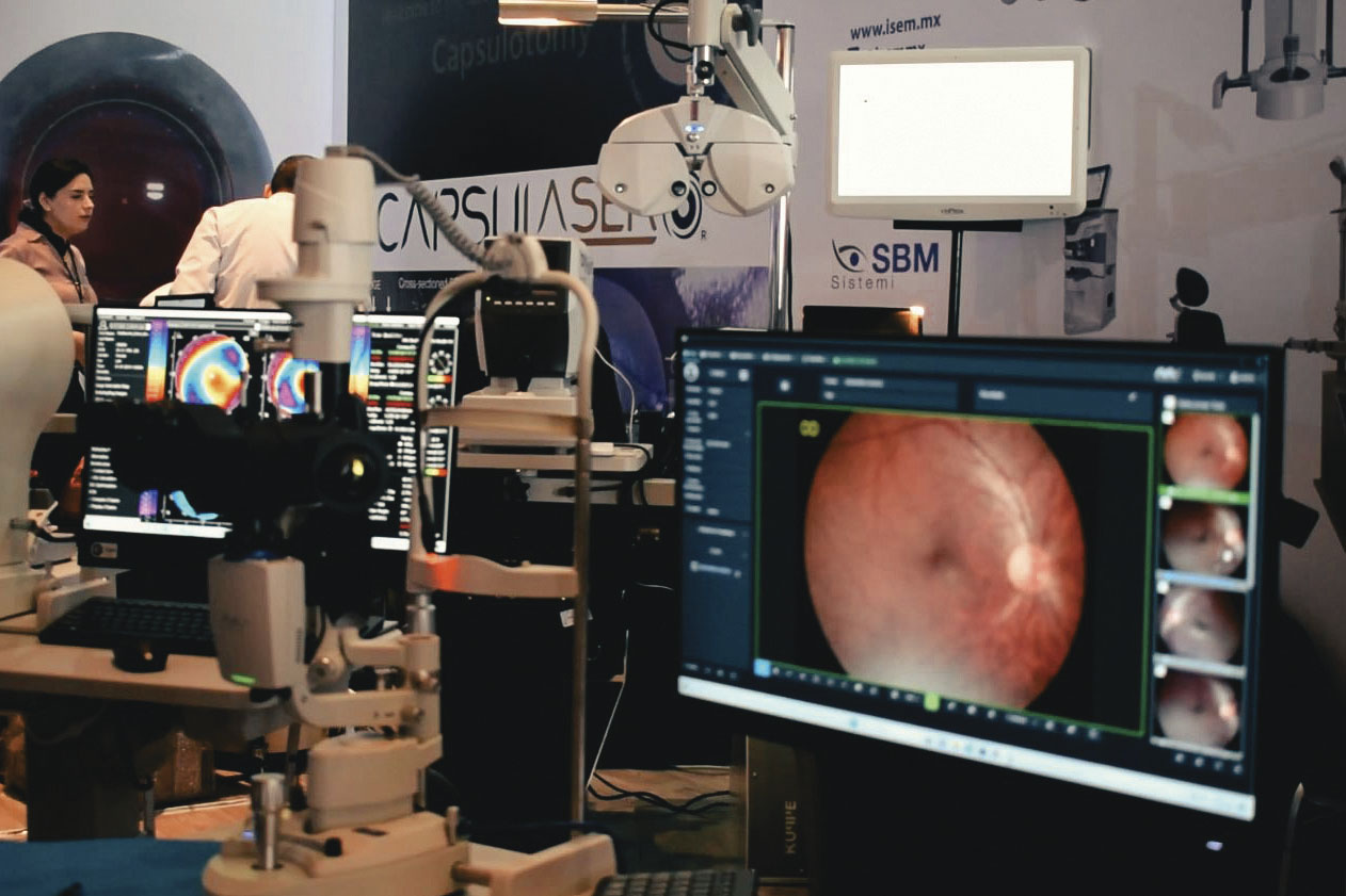 Exposición de equipo médico para el estudio de los ojos y cataratas en el evento FACOFEST