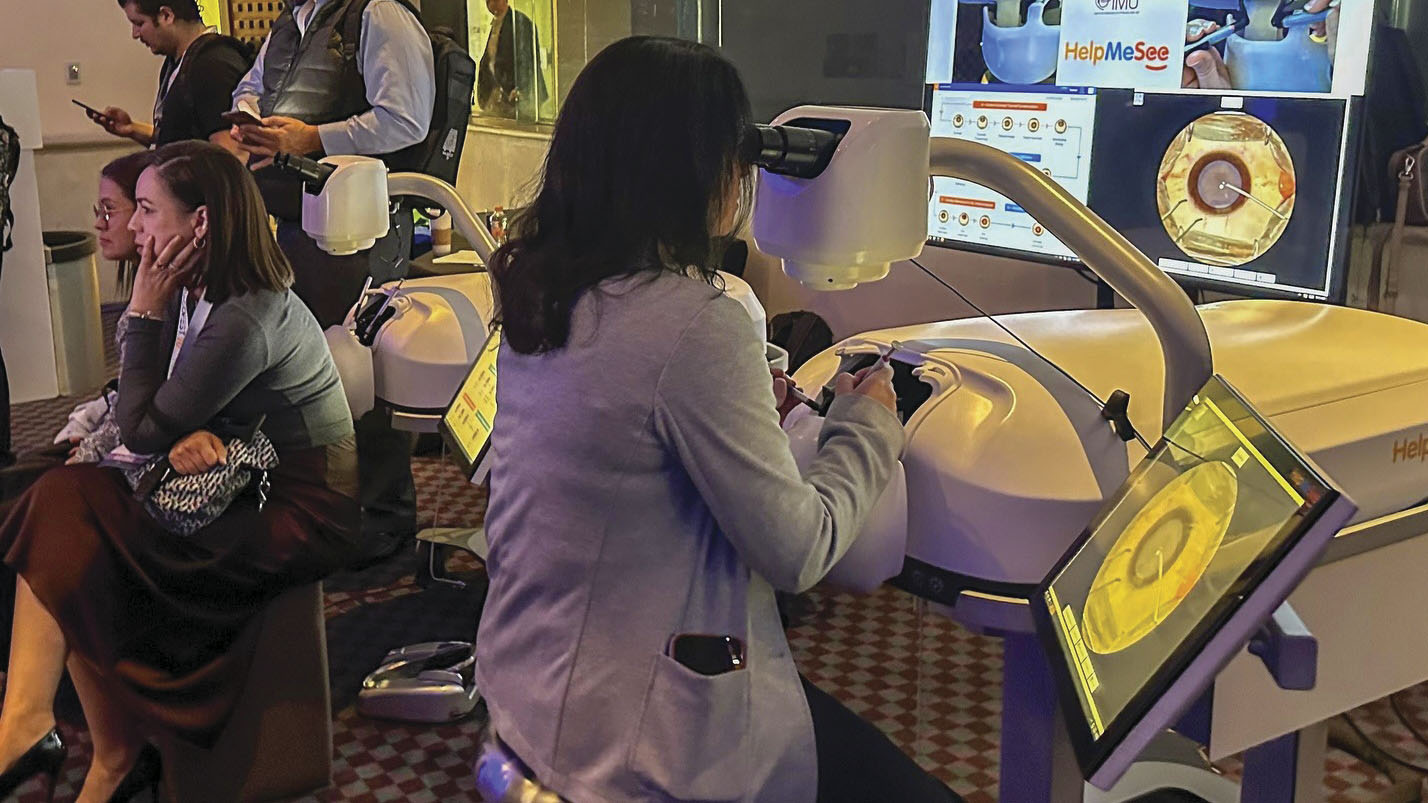 Mujer asistente del evento FACOFEST utilizando aparato para estudio de la vista