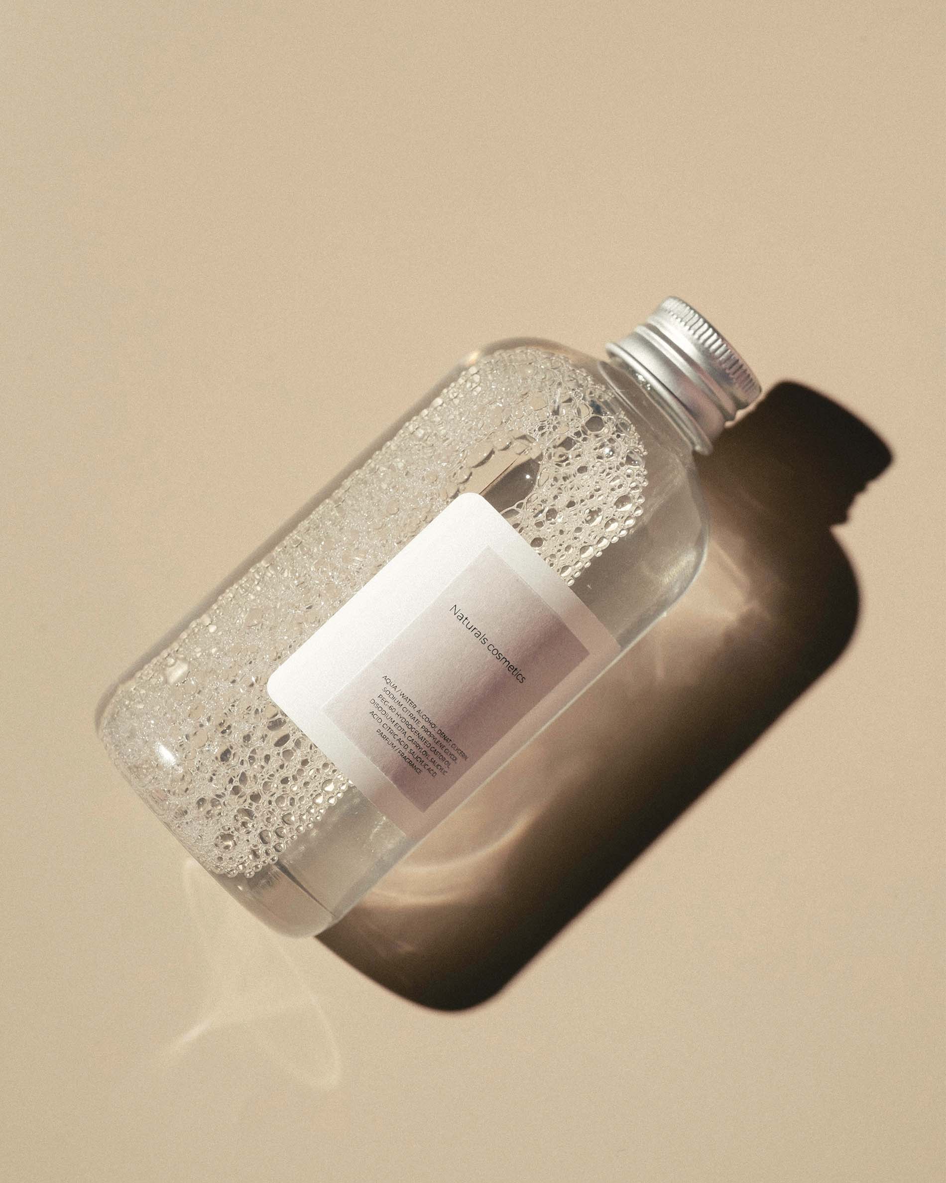 botella transparante con cosmético desmaquillante líquido