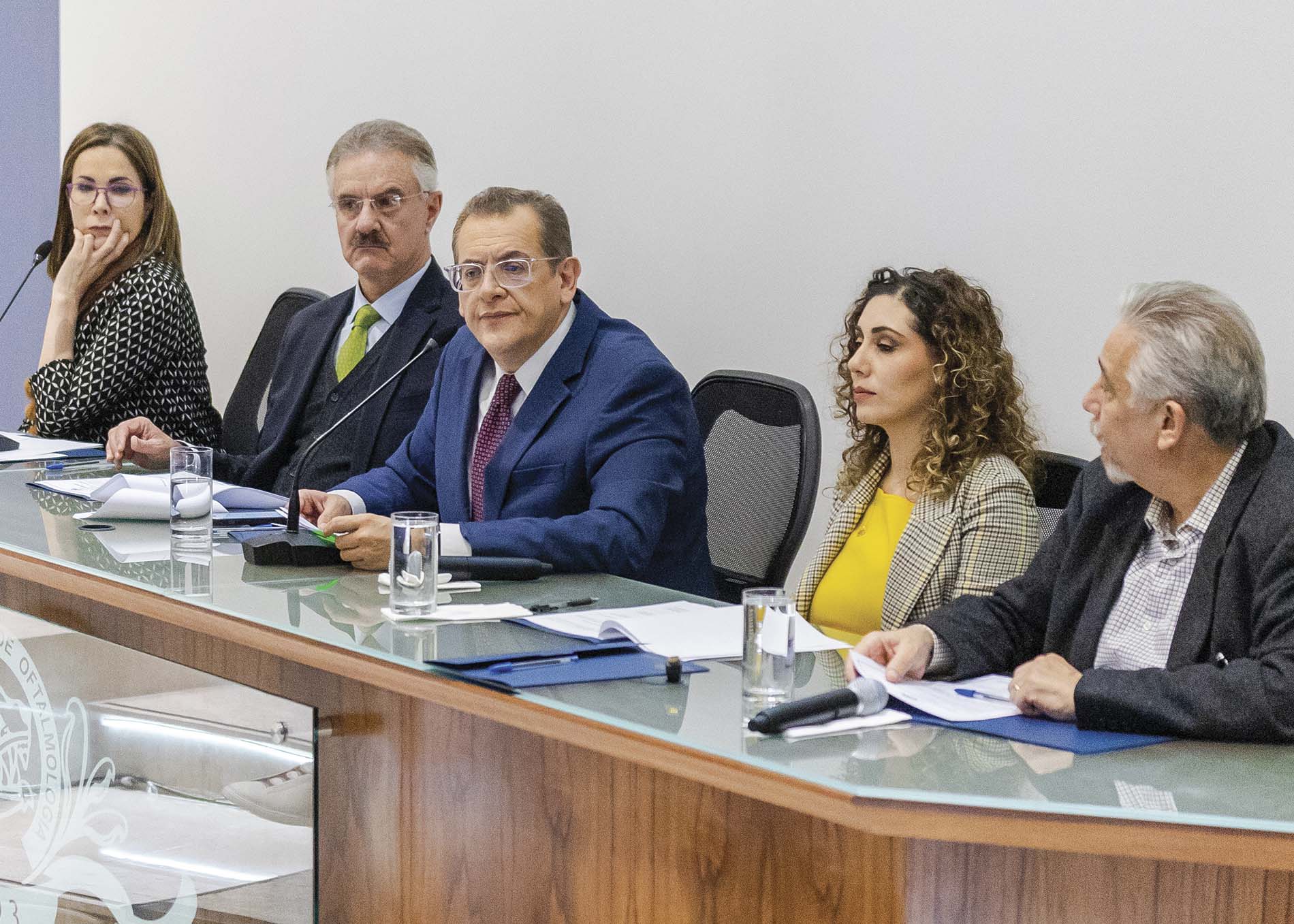 Miembros de la Sociedad Mexicana de Oftalmología (SMO) reunidos en asamblea extraordinaria en la Ciudad de México.
