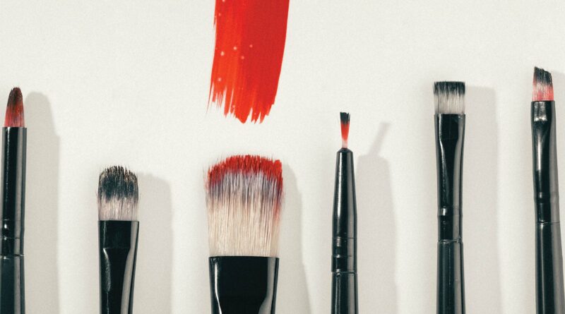 brochas para aplicar cosméticos alineadas horizontalmente sobre fondo blanco