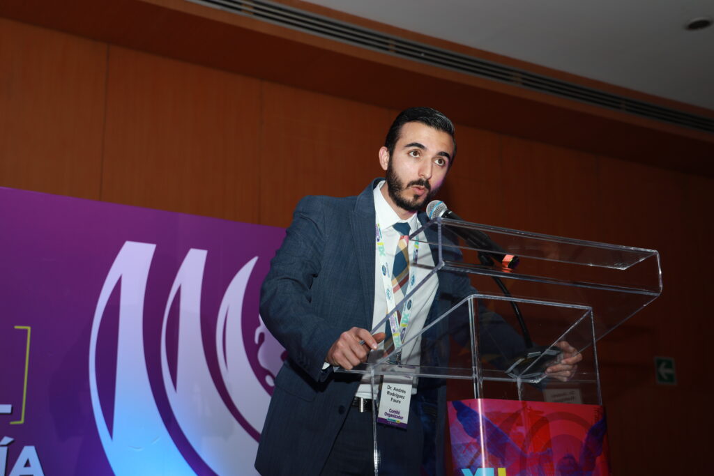 médico de oftalmología hablando en el podio durante congreso nacional de residentes de oftalmología