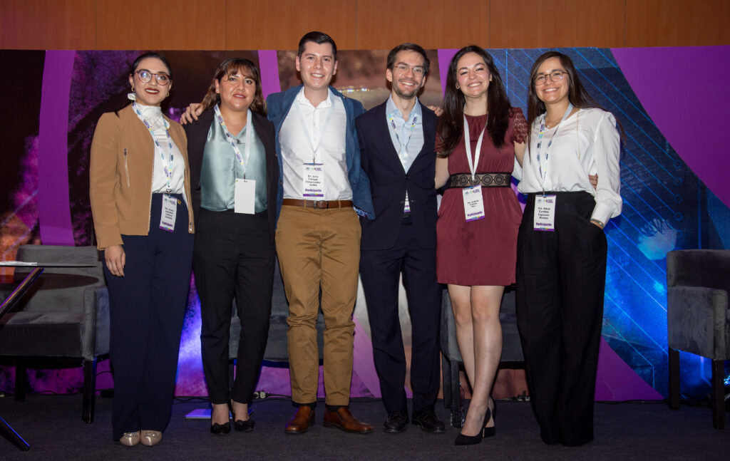 participantes del congreso nacional de residentes en oftalmología (CNRO) posando para la cámara