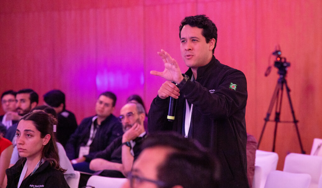 Médico de oftalmología hablando por micrófono en Congreso de Residentes en Oftalmología