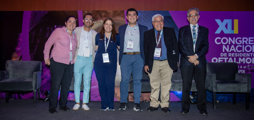 Médicos oftalmólogos en congreso nacional de residentes en oftalmología