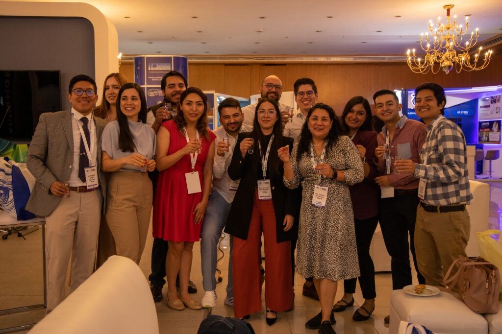 Grupo de mujeres y hombres, doctores oftalmólogos, en Congreso Nacional de Residentes en Oftalmología