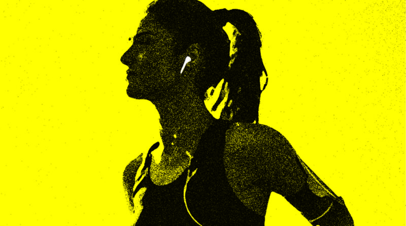 Mujer joven corriendo, escuchando música con auriculares, ejercicio y salud visual
