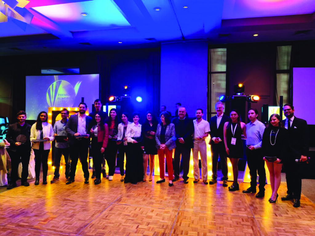 Asistentes del Congreso Nacional de Residentes en Oftalmología, durante fiesta de premiación