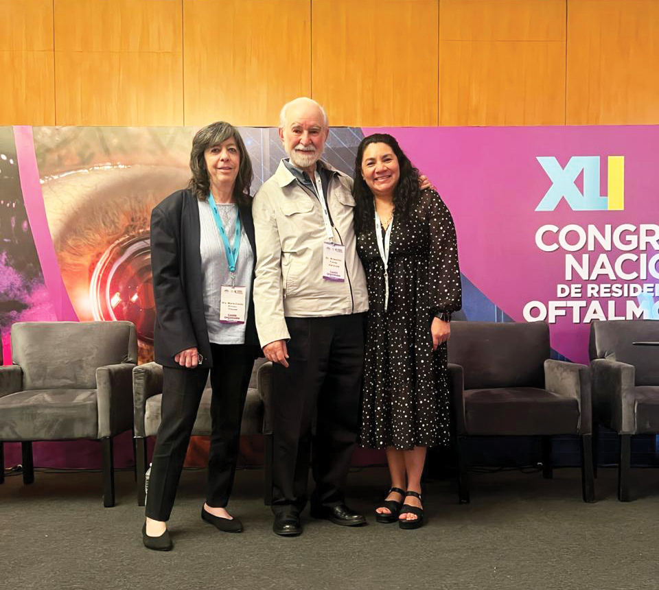 Dra. Arroyo Yllanes, Dr. Fonte Vazquez y Dra. Hernandez Salazar, asistentes del Congreso Nacional de Residentes de Oftalmología, posando sonrientes ante la cámara.
