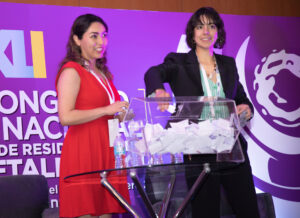 Doctoras de oftalmología realizando rifa en Congreso Nacional de Residentes de oftalmología 