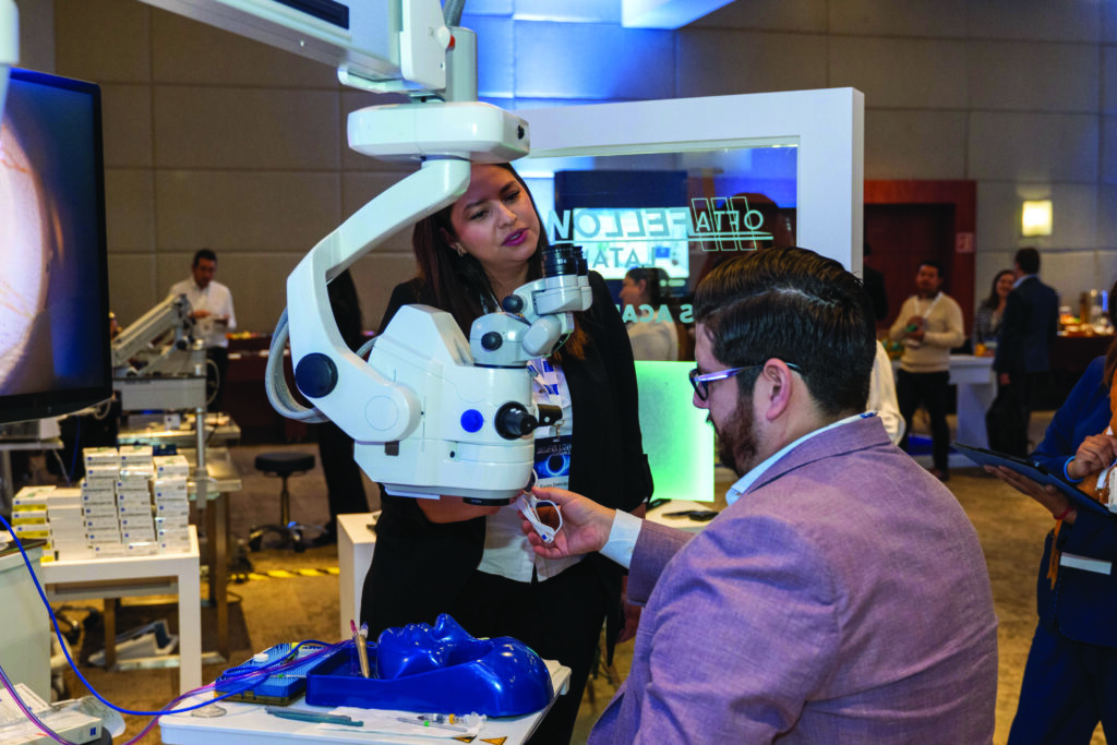Doctores especialistas de oftalmología practicando con equipo médico moderno durante el evento Oftafellow 2023