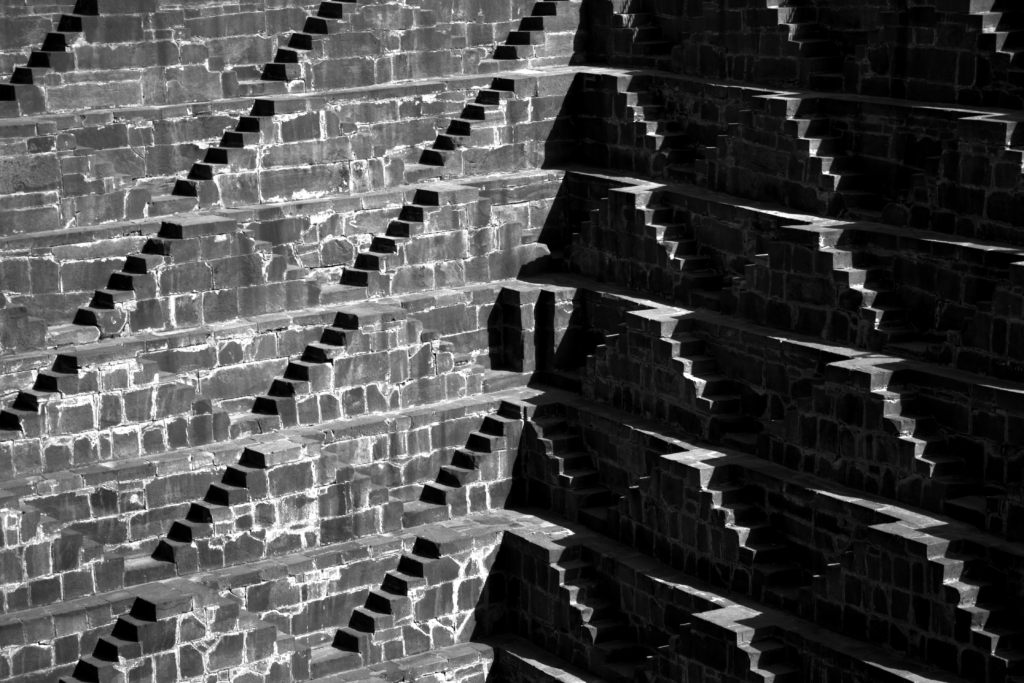 Fotografía en blanco y negro, del Chand Baori en Rajastan, India. Tomada por el oftalmólogo José Dalma
