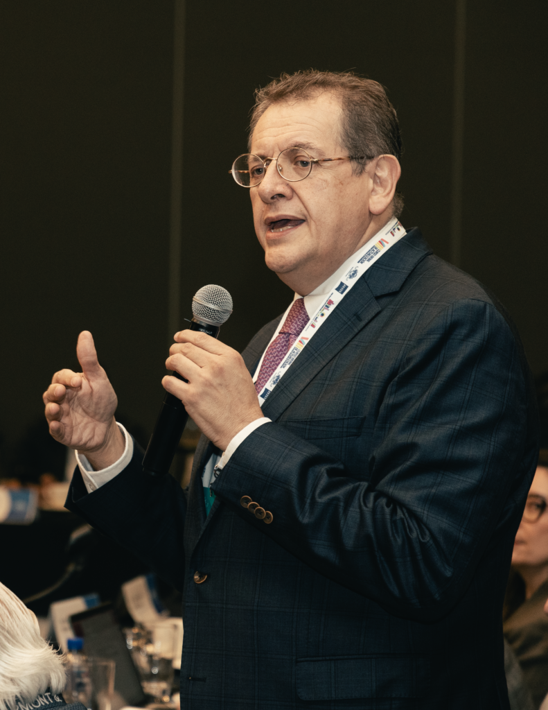 El Dr. José Antonio Paczka Zapata dando su opinión durante el evento