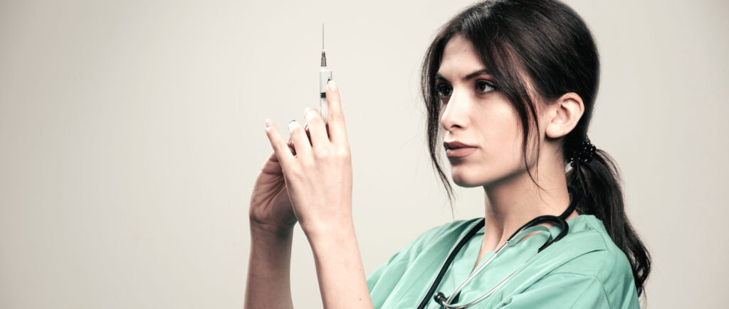 Doctora preparándose para inyectar