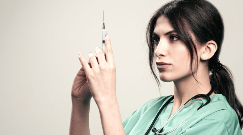 Doctora preparándose para inyectar