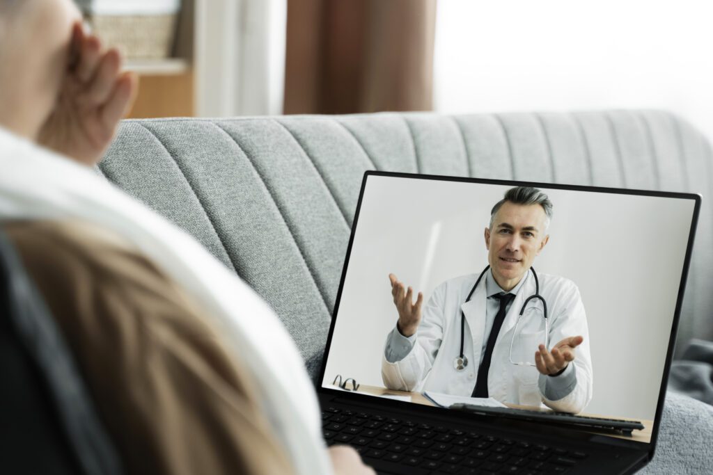 Medico dando teleconsulta a un paciente enfermo