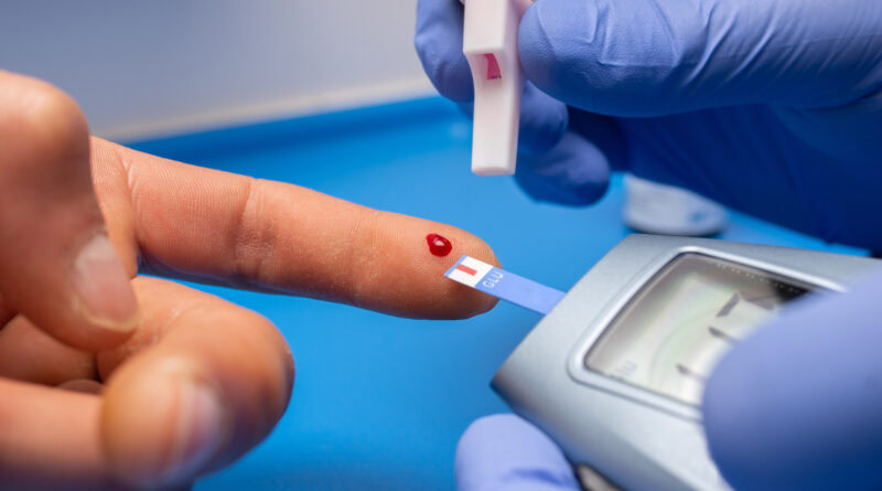Doctor tomando muestras de glucosa para determinar diabetes