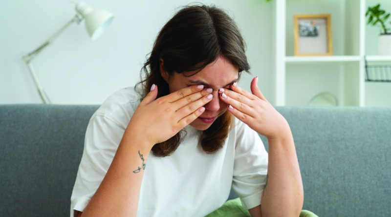 Mujer que sufre de ojo seco por alergias