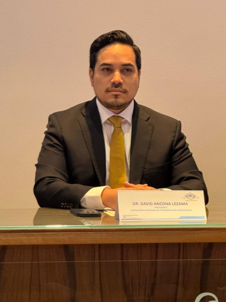 Toma de posesión del presidente de la AMOO, Dr. David Ancona.