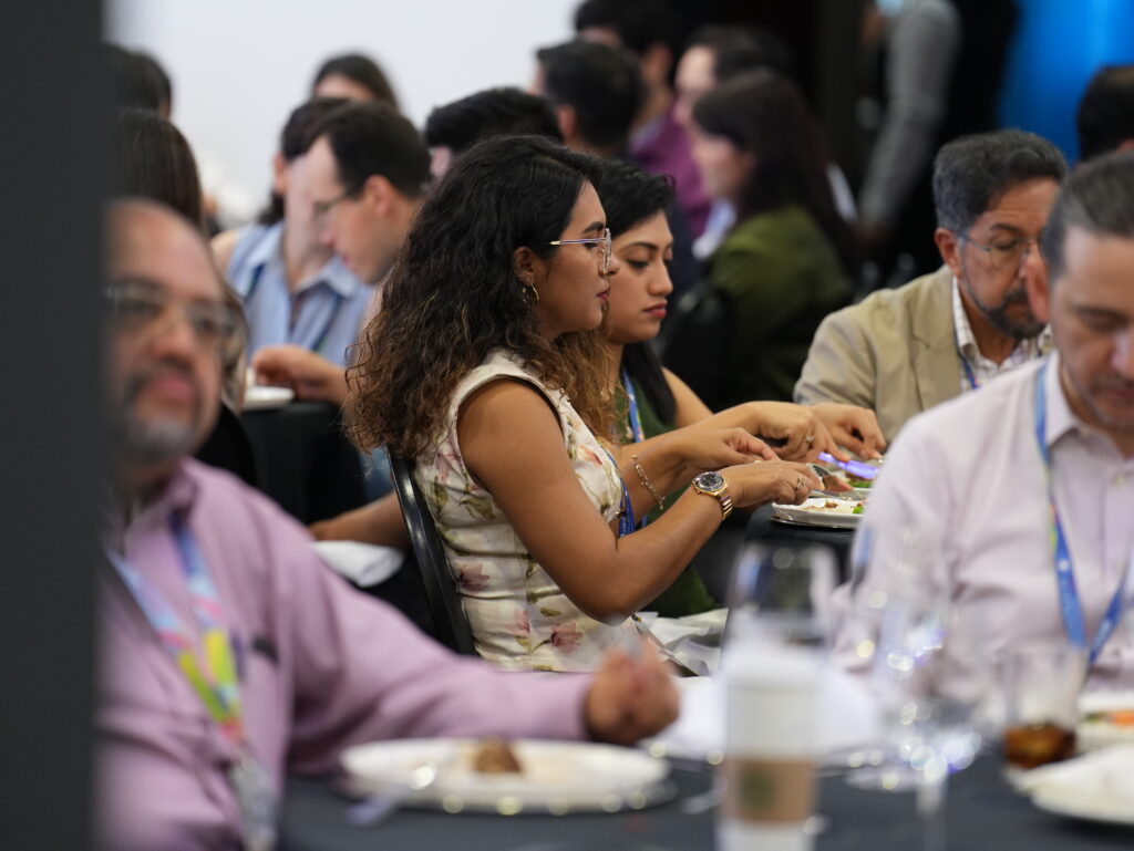 Personas conviviendo durante el congreso mexicano de oftalmología