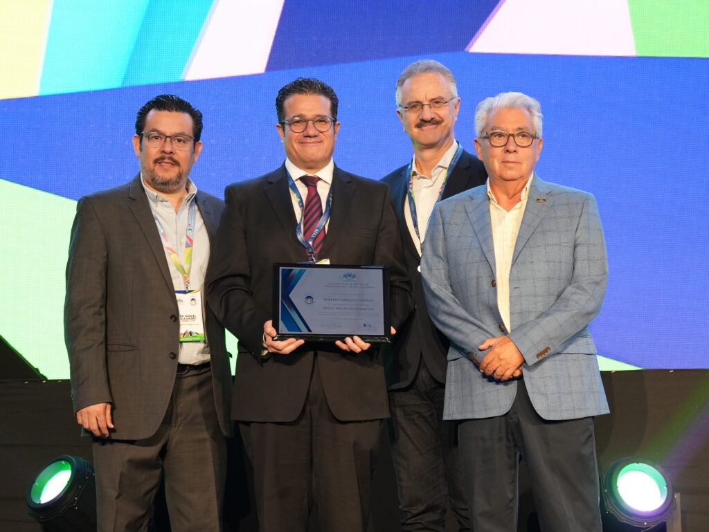 Reconocimiento al Dr. Roberto González Salinas